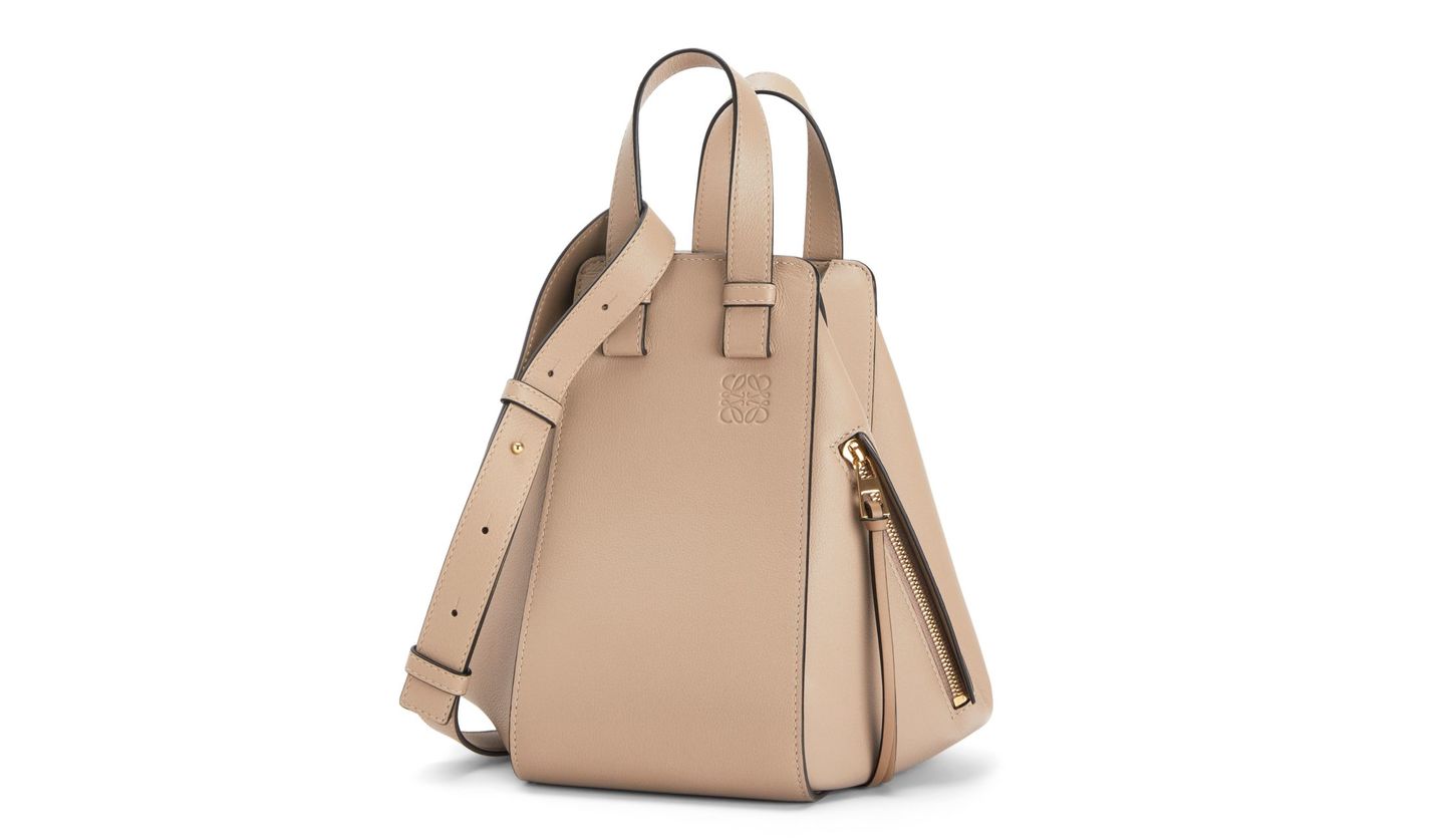 ロエベの人気バッグ「ハンモック」のスモールサイズにエレガントな新色が登場