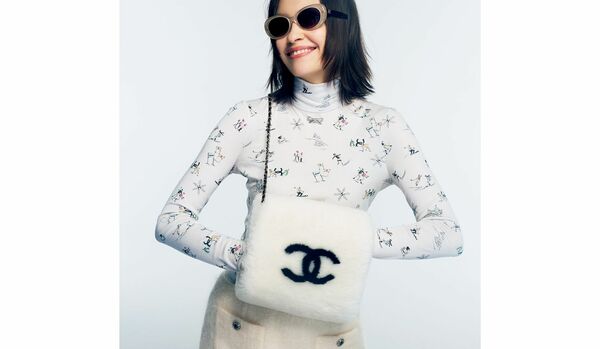 一目で心を奪われる!「シャネル」愛らしい真っ白な【シアリングムートンのマフ】で冬のリゾートコーデを満喫