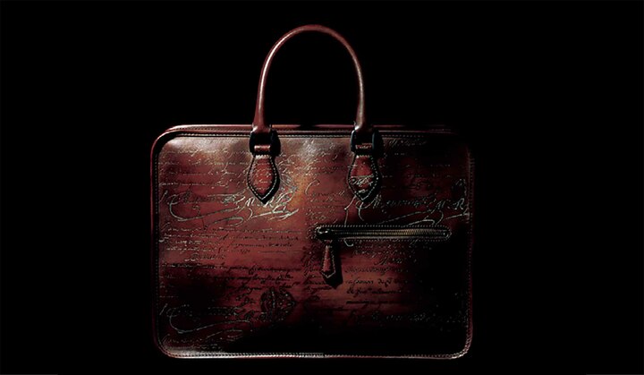 2007年に登場して以来、定番として展開しているブリーフケース。クラシカルなムードを裏切る、軽さに驚き。フロントのみならず、内側にもカードポケットやボトル用ポケットを備えるなど、機能性も抜群だ。［名品データ］●モデル名：『アンジュール』 ●素材：カーフ 色展開：写真の「カフェ」と「ネロ・グリジオ」の２色展開 ●サイズ：縦30×横40×マチ６㎝ ●その他：取り外し可能なショルダーストラップや、パッド入りのナイロン製クラッチバッグが付属 ￥418,000（ベルルッティ・インフォメーション・デスク）※税抜、参考価格