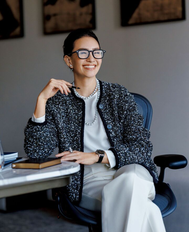 セオリーリュクスのカーディガンを着用したモデルのRINAさん