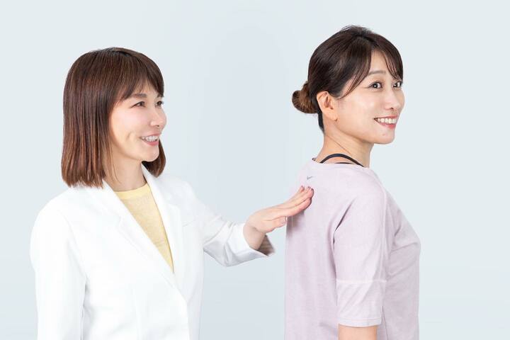 並んでいる二人の女性。温活ケアの指導をしている