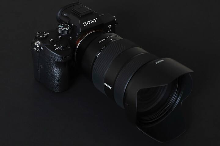 『α7 III』ボディ ILCE-7M3（Eマウント）¥229,880・『FE 24-70mm F2.8 GM』（SEL2470GMα[Eマウント]用レンズ）￥252,500 ※編集部調べ
