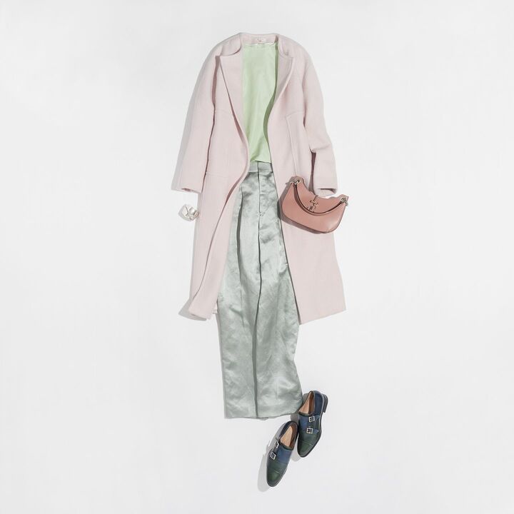 靴［ソール2.5cm］¥140,000（リエート〈サントーニ〉）　コート¥290,000・ブラウス¥85,000・パンツ¥85,000（ブラミンク）　バングル¥125,000（ホアキン・ベラオ） バッグ¥124,000（JIMMY CHOO）