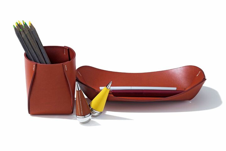 「プリH」ペントレー［幅24×奥行き13×高さ4cm］￥72,000・ペン立て［幅8×奥行き8×高さ10cm］￥104,000・円錐形ボールペン『キュルブト』各￥106,000・『ノーチラス』ボールペン［シルバー］￥152,800・万年筆［ルージュH］￥185,000（エルメスジャポン）色鉛筆／私物　[Precious2019年4月号178ページ] 