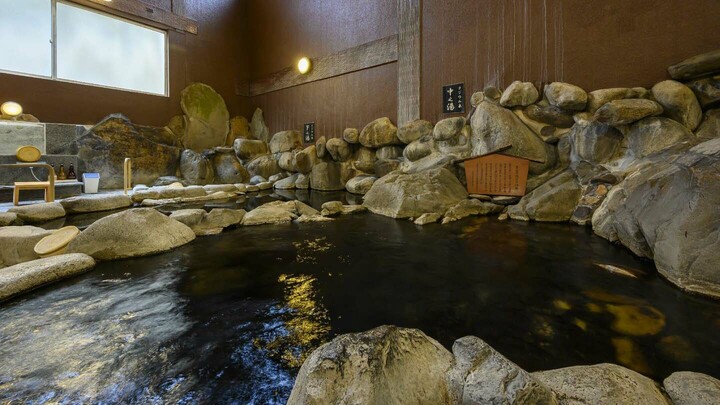 鳥取県・三朝温泉「旅館大橋」の名物「巌窟の湯」