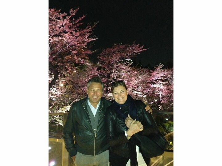 ●●年、ジャンルッカさんと日本の桜を背景に撮影。