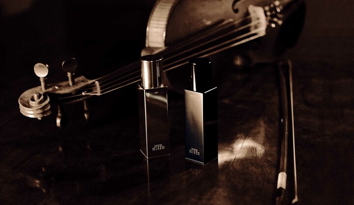 ザ・ギンザ エッセンスエンパワリング シルバーボディの「DAY」とブラックボディの「NIGHT」。この２本で洗顔後ワンステップの６週間集中美容トリートメント。朝用は潤いを与えながら紫外線などから肌を守り、日焼けによるシミ・ソバカスを防ぐ。夜用は潤い感を保ち、肌を健やかな状態に導く。ザ・ギンザ エッセンスエンパワリング ￥180,000（左／デー［医薬部外品］〈日中用美容液〉45㎖SPF25・PA+++、右／ナイト［医薬部外品］〈夜用美容液〉45㎖）