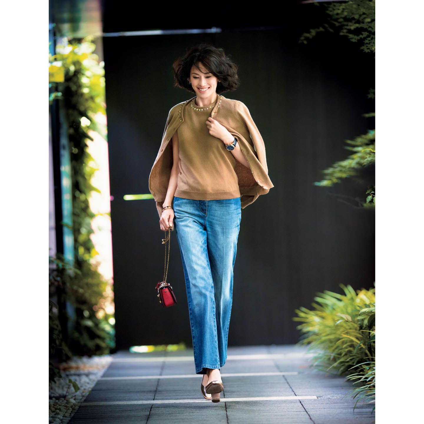 ノースリーブニット&カーディガンのアンサンブル・ヴァレンティノのパンツ・ヴァレンティノ ガラヴァーニのバッグ・靴(ヴァンレンティノ ジャパン)、時計・バングル(ティファニー・アンド・カンパニー・ジャパン・インク) 撮影/水田 学(NOSTY) BY :『Precious9月号』小学館、2016年