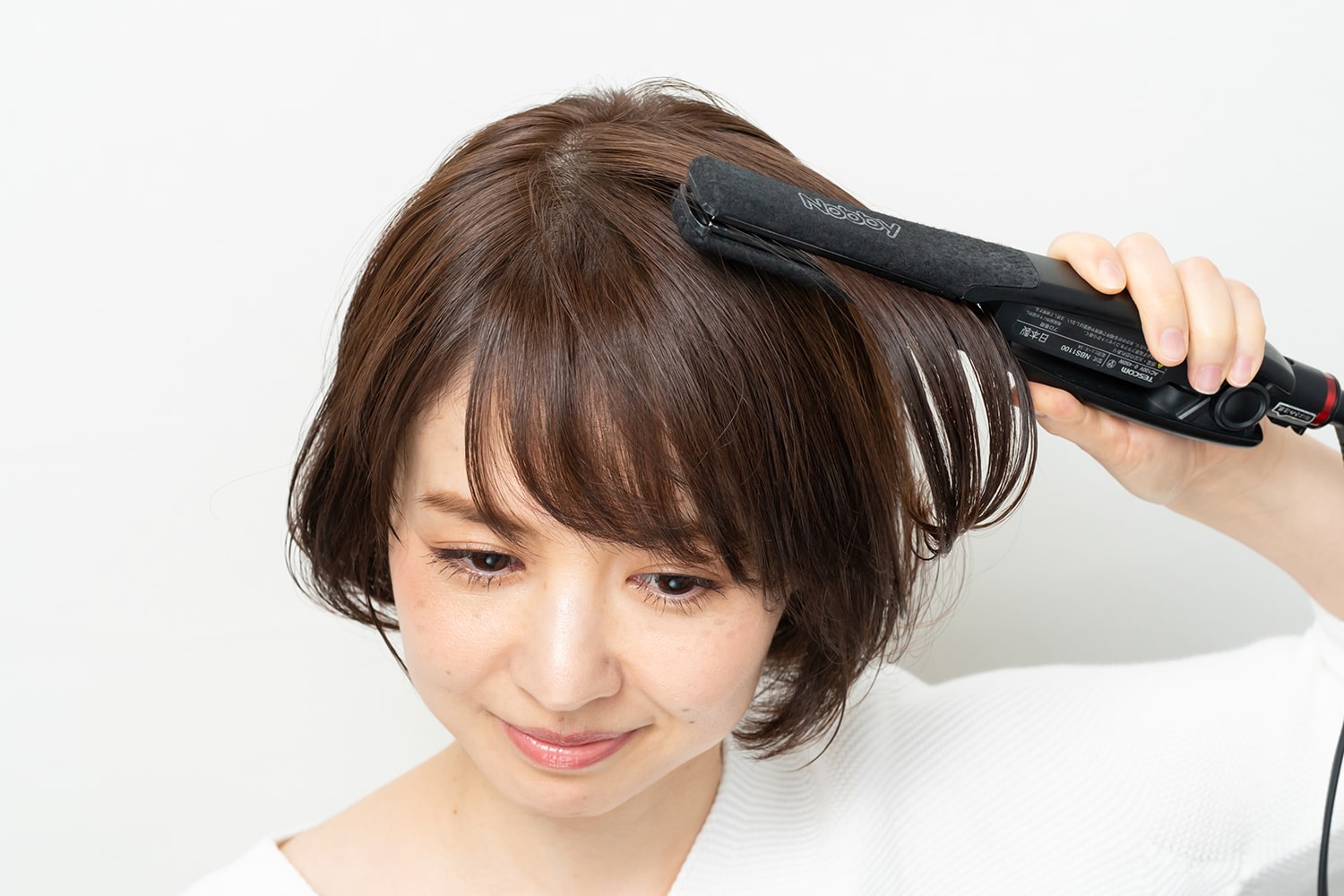 毛束を引っ張らず滑らせるように通すだけでOK。