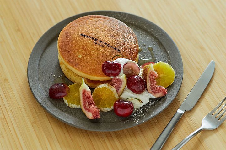 米粉どら焼き w/季節のフルーツ ¥900
