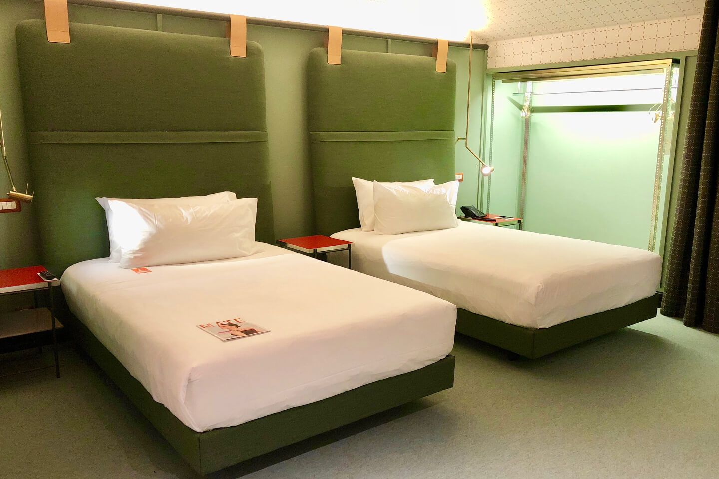 今回泊まったお部屋はスーペリアツインルーム。モスグリーン×オリーブグリーンの色壁にグレー、オレンジや黄色が差し色に効いたカラースキーム。