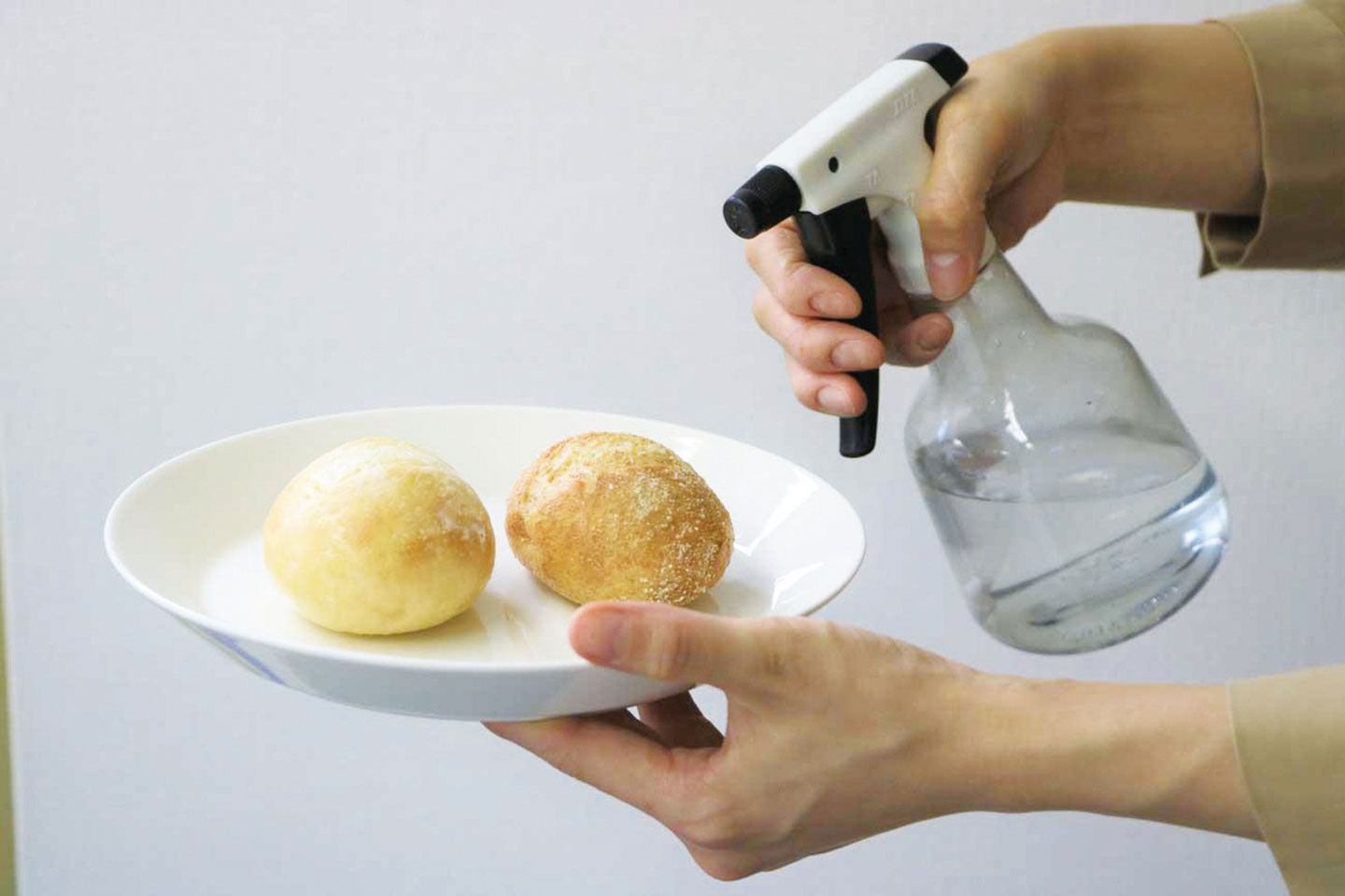 スチーム機能のないトースターの場合は、焼く前に霧吹きで水分を含ませるともっちり!