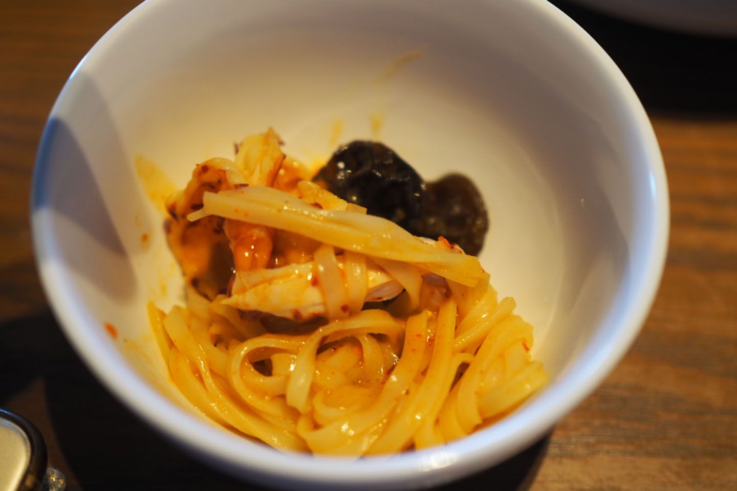 ライスヌードルにも唐辛子が効いたトムヤムスープがたっぷり染み込んでいるのですが、麺自体はそれほど辛くなく。ただし、スープを飲む際はご注意を!