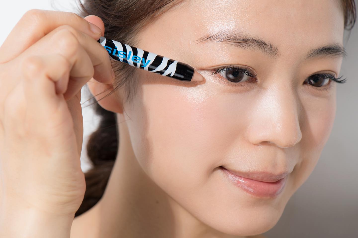 パールホワイトではなく、肌なじみのよいパールベージュのセレクトを。厚ぼったくならないよう、薄くスッと伸ばすこと。