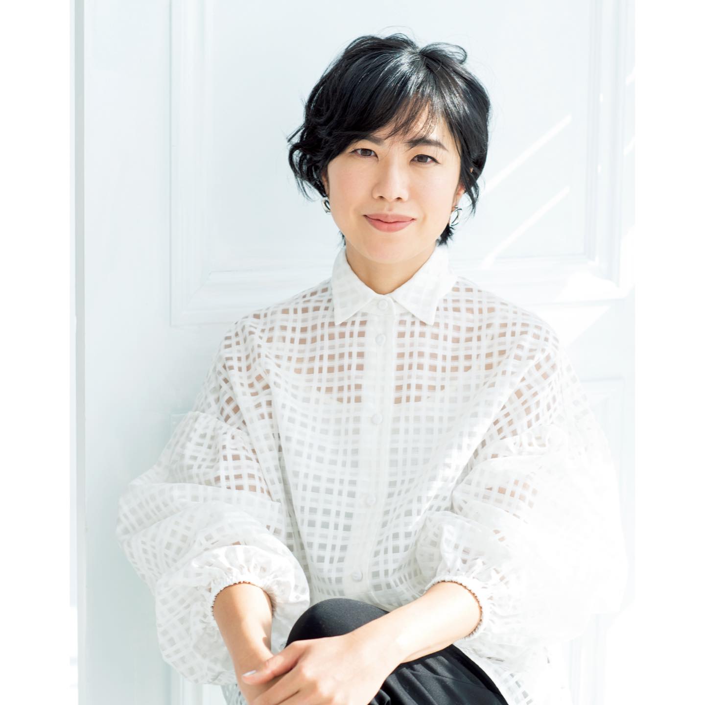 40代 ショートヘア_1,40代 髪型_1,ヘアアレンジ_1,前髪_1,ブラウス_1,ピアス_1