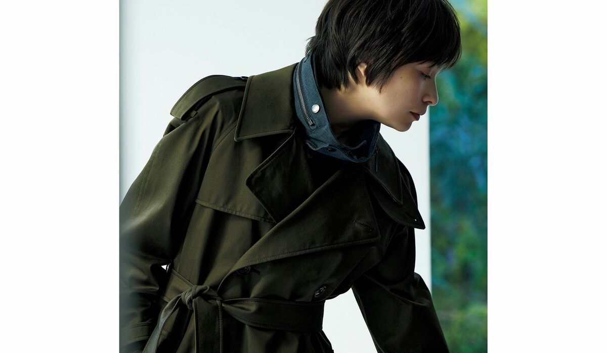 上品でいてリラックス感のある「バーバリー」のトレンチコート