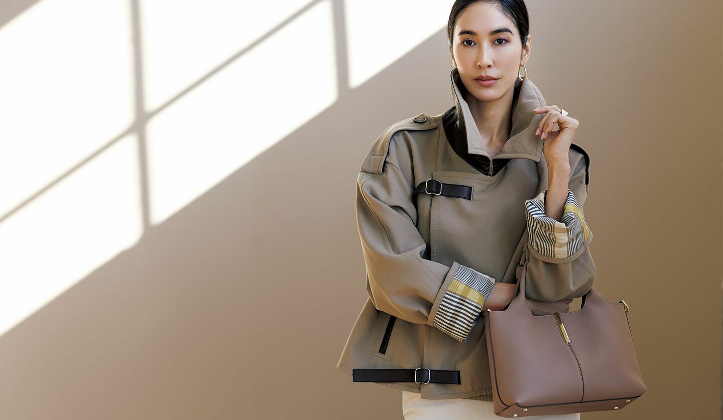 「トッズ」のブルゾンを着用したモデルの立野リカさん