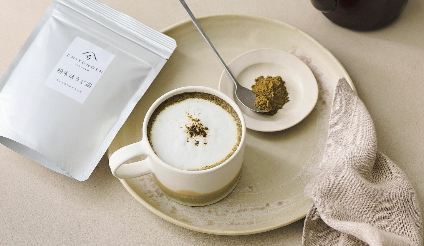 お茶の千代乃園の粉末ほうじ茶と、カップに淹れたほうじ茶ラテ