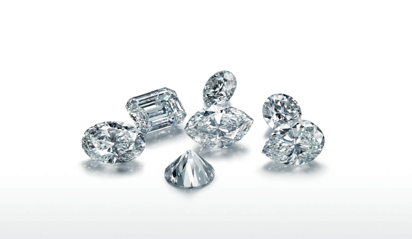 美しくカットされた大粒のダイヤモンドが7つ置かれている