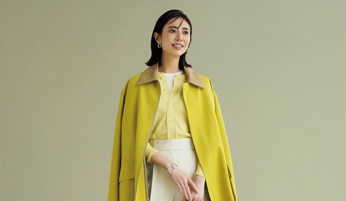 「オーラリー」のアウターとトップス、「ジョゼフ」のパンツを着用したモデルの土屋巴瑞季さん