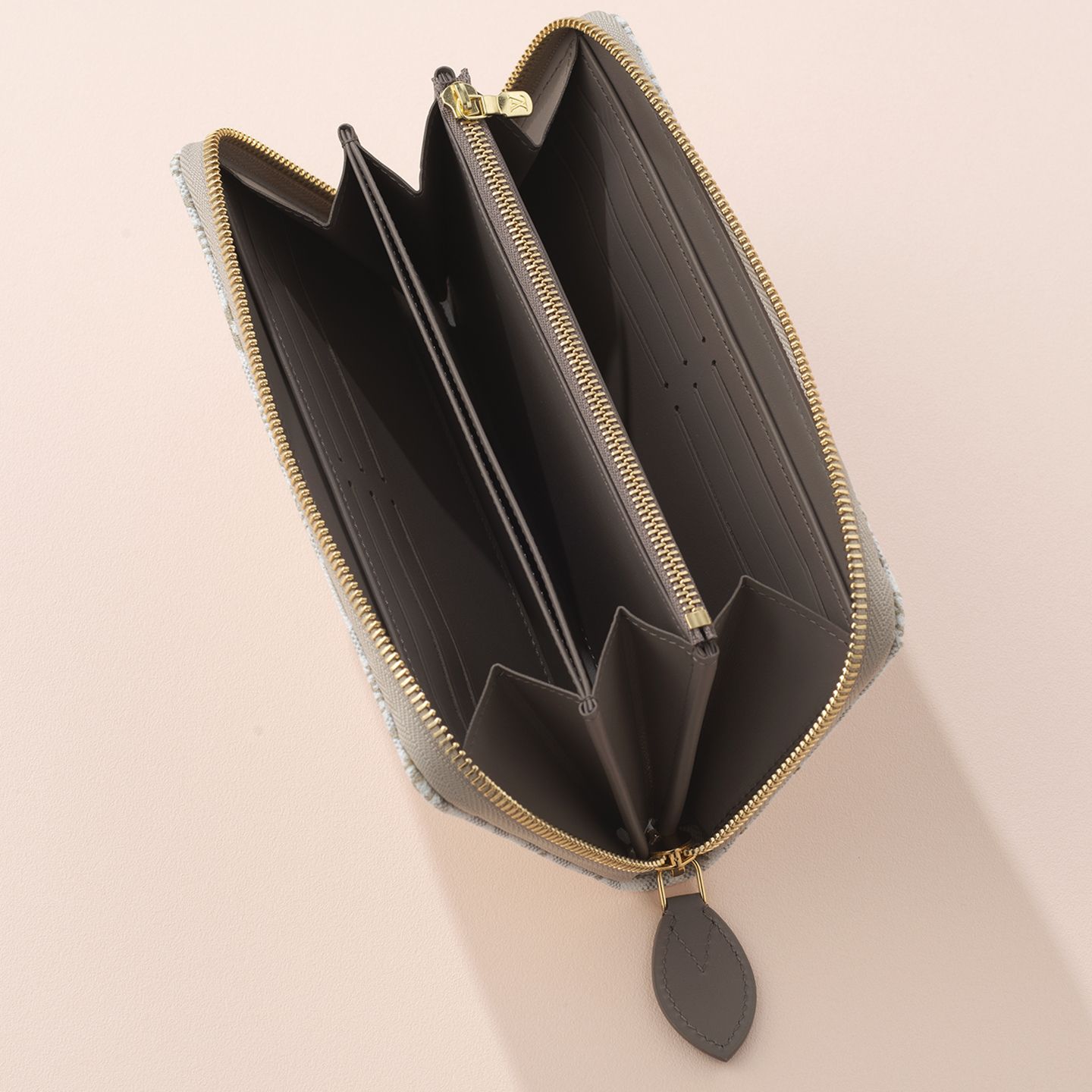 ルイ・ヴィトンの新作財布は軽さも魅力！大人気「ジッピー・ウォレット」がジャカード柄に進化 | Precious.jp（プレシャス）