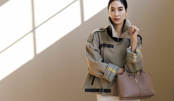 3/18 Wed｜トレンチのエッセンスを凝縮させた「トッズ」の台形ブルゾンで、春の装いをより軽やかに【365日コーディネート】