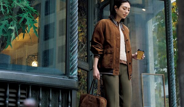 肩の力を抜いたウイークエンドスタイルに寄り添う「ミュウミュウ」のスエードアウター｜洒脱なカジュアルを楽しんで