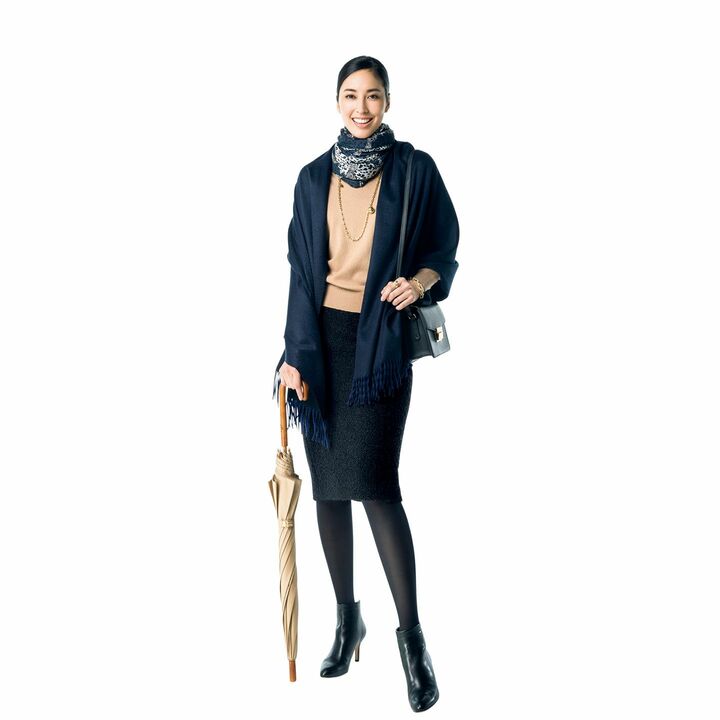 ニット￥29,000（Theory luxe）、スカート￥28,000（wb）、ストール［柄］￥59,000・［無地］￥68,000（ボーダレス〈ベグアンド コー〉）、ネックレス￥1,910,000・ブレスレット￥850,000・リング￥250,000（ティファニー・アンド・カンパニー・ジャパン・インク）、バッグ￥28,000（ファビオルスコーニ 六本木店〈ファビオルスコーニ〉）、靴￥69,000（アマン〈ペリーコ〉）、傘￥158,000（マッキントッシュ ジャパン〈トラディショナル ウェザーウェアー〉）