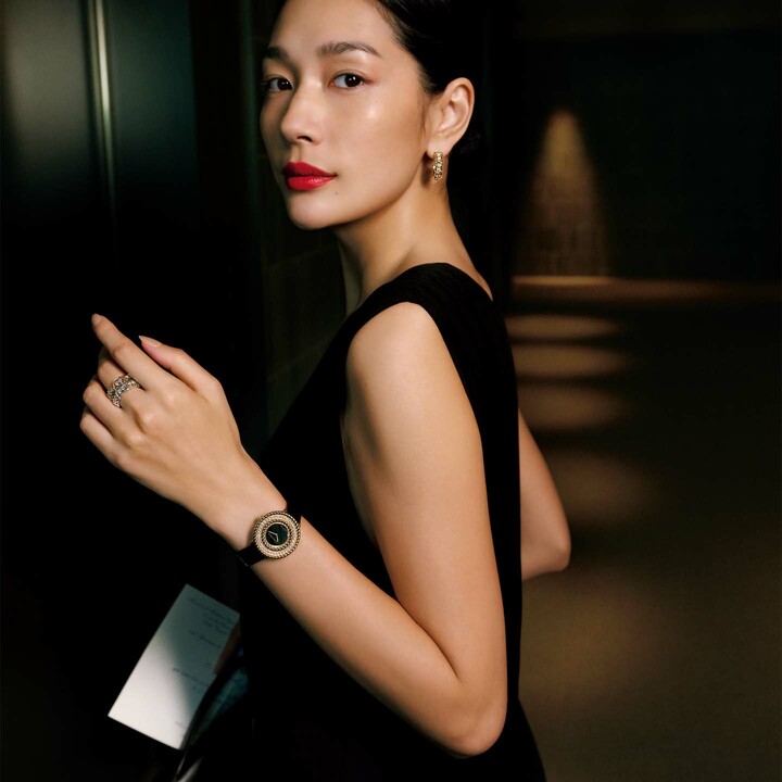 ティファニーのジュエリーを着用したモデルの大塚まゆかさん