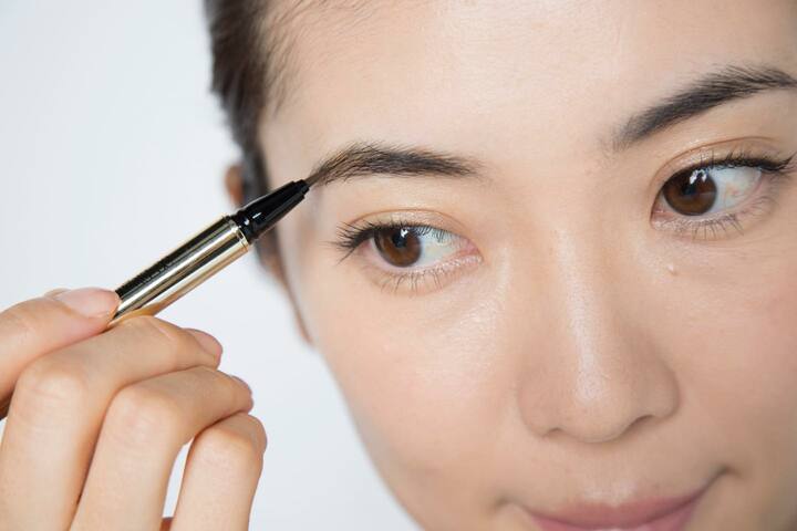 大人のナチュラルメイクにおける眉とは?
