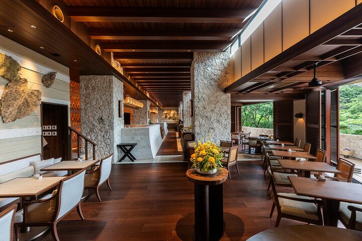 「BLISSTIA SUITES & RESORT 沖縄恩納村」のメインダイニング