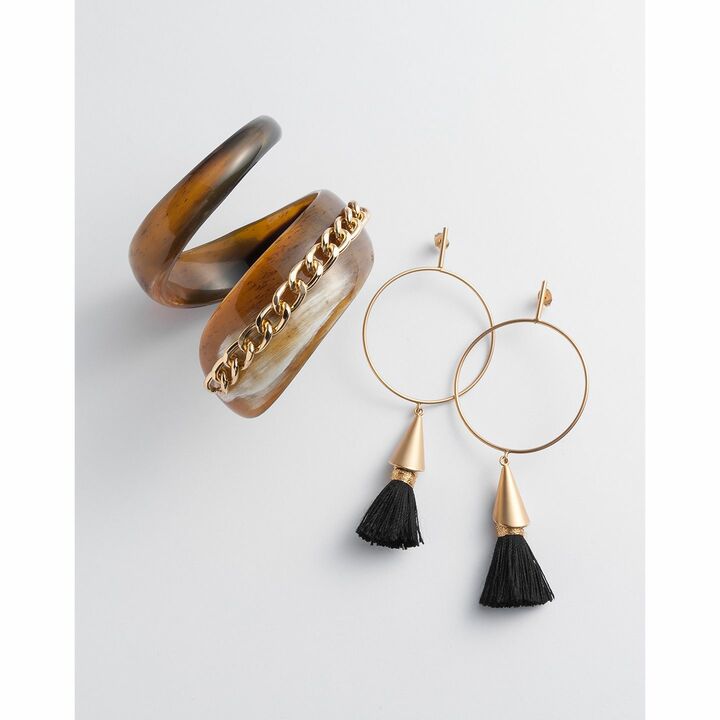 ［左］バングル￥12,000(ドレスアンレーヴ<THUYHUE>)［右］ピアス￥17,000(コロネット<フォルテ フォルテ>)