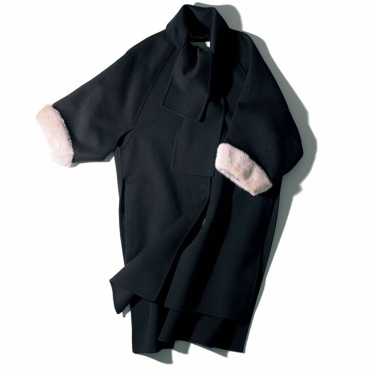 コート￥565,000／サイズ展開：36･38･40･42（イタリアサイズ）、共布のストール付き［カシミヤ100%・ミンク（袖口）］（フェンディ ジャパン）　[Precious2018年11月号137ページ] 