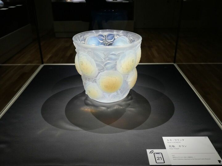 題名の「オラン」はアルジェリアの海沿いの都市名。地中海のまぶしい陽光を思わせる。ルネ・ラリック《花瓶 オラン》 1927年 井内コレクション（国立工芸館寄託）