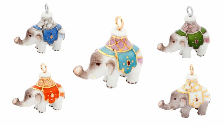ペンダント ゾウ(左上からブルー、ターコイズ、グリーン、レッド、ホワイト)各¥150,000 1サイズ…縦3.2×横3.6×厚さ1.7cm