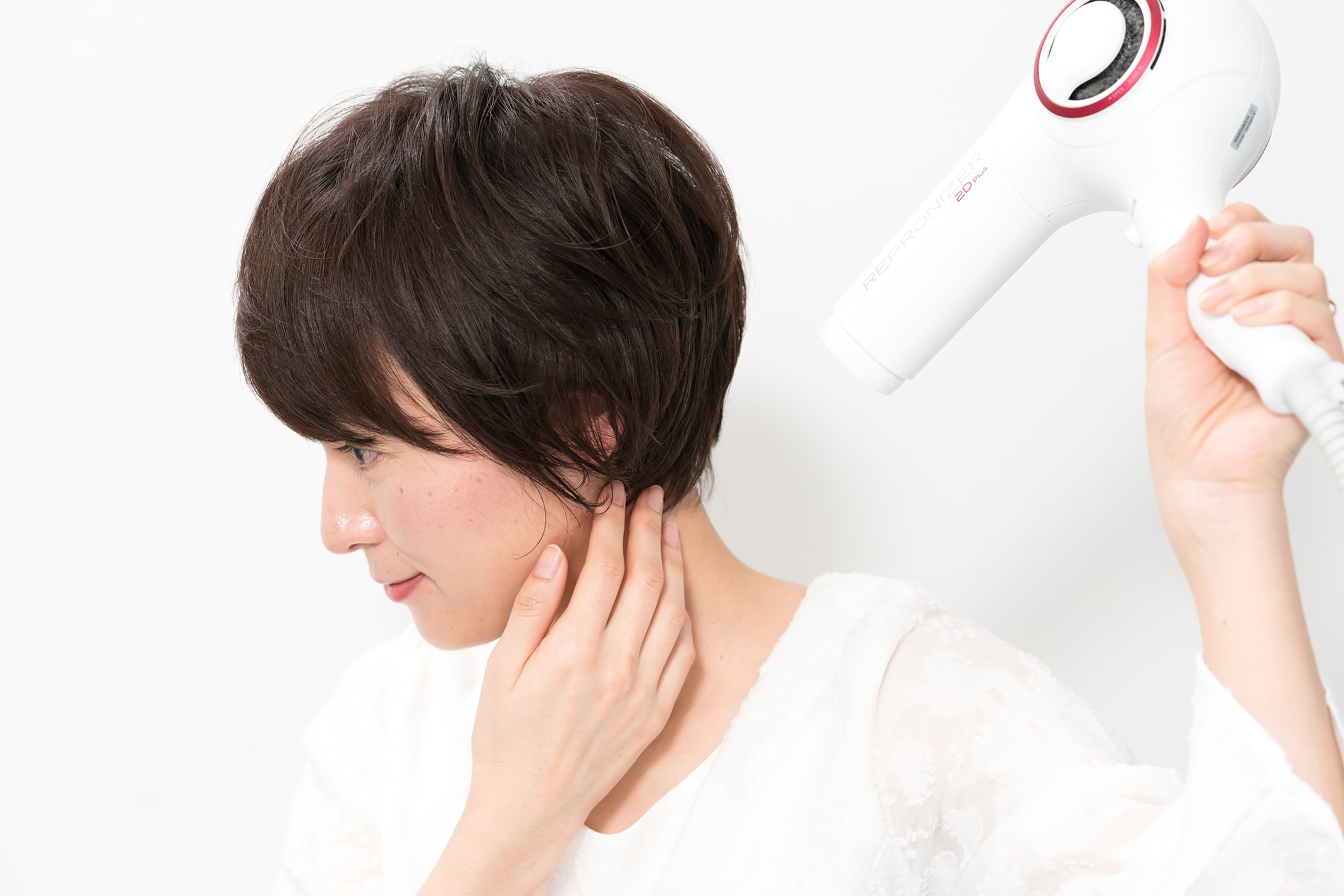 襟足の髪をなでつけるように。
