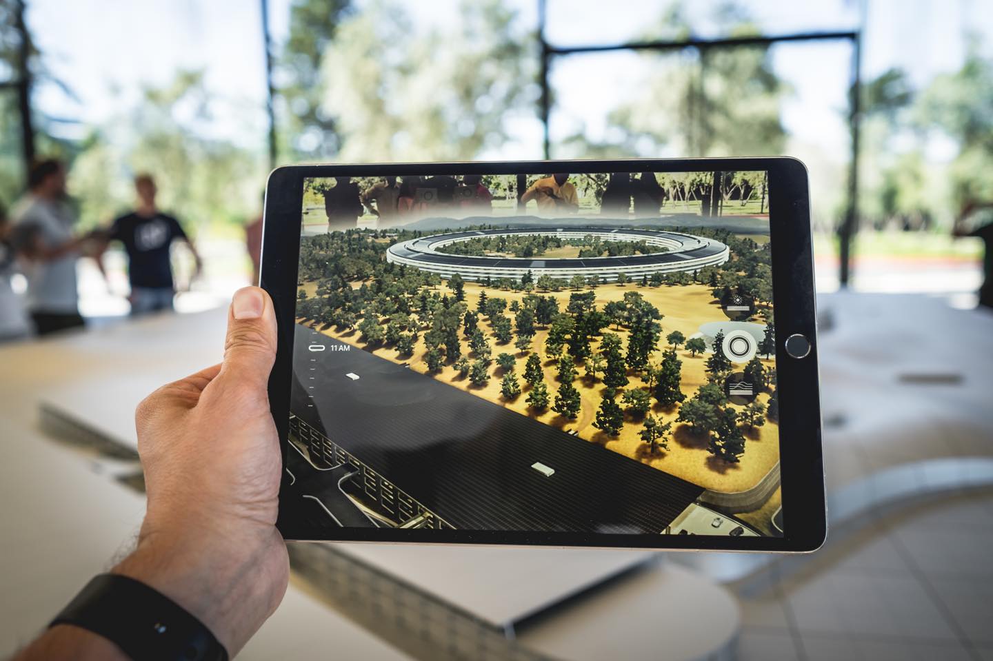 米国製のタブレットや通販サイトの商品券など、その地域でつくられていない、縁もゆかりもない返礼品が増加