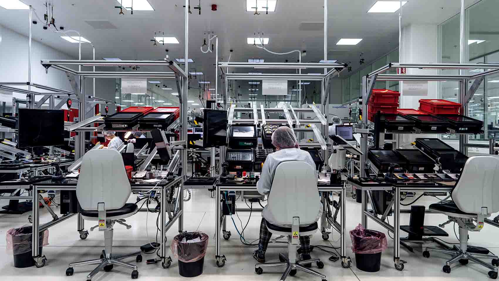 ライカ本社内のファクトリー。設計、製造、組み立てなど光学機器に特化した熟練の技術者の手からライカ製品が生まれる。