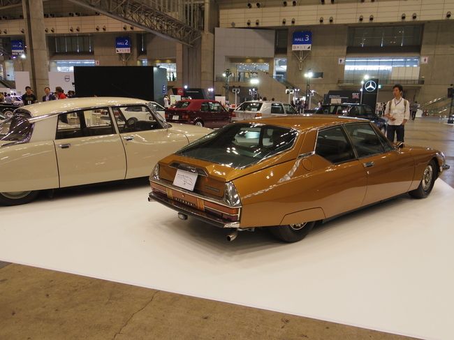 シトロエンの名車「DS」をベースに2ドアボディのスポーツカーとして開発された「SM」(手前)。