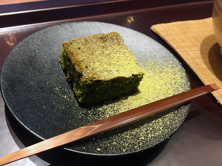 沈香茶パウダーを使ったガトーショコラ。薬香菓子に合わせて一保堂茶舗がセレクトしたお茶と供に楽しめる