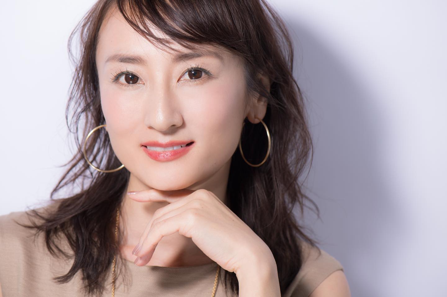 今っぽさと女性らしさを兼ね備えた、ナチュラルなふんわり眉であか抜けた印象に。