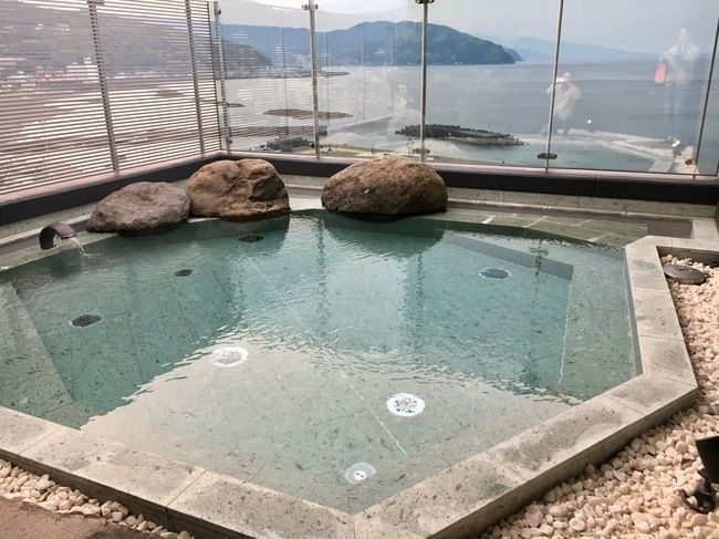 最上階の露天風呂から伊東湾を望む。400年前、三浦按針はここで船を建造した。