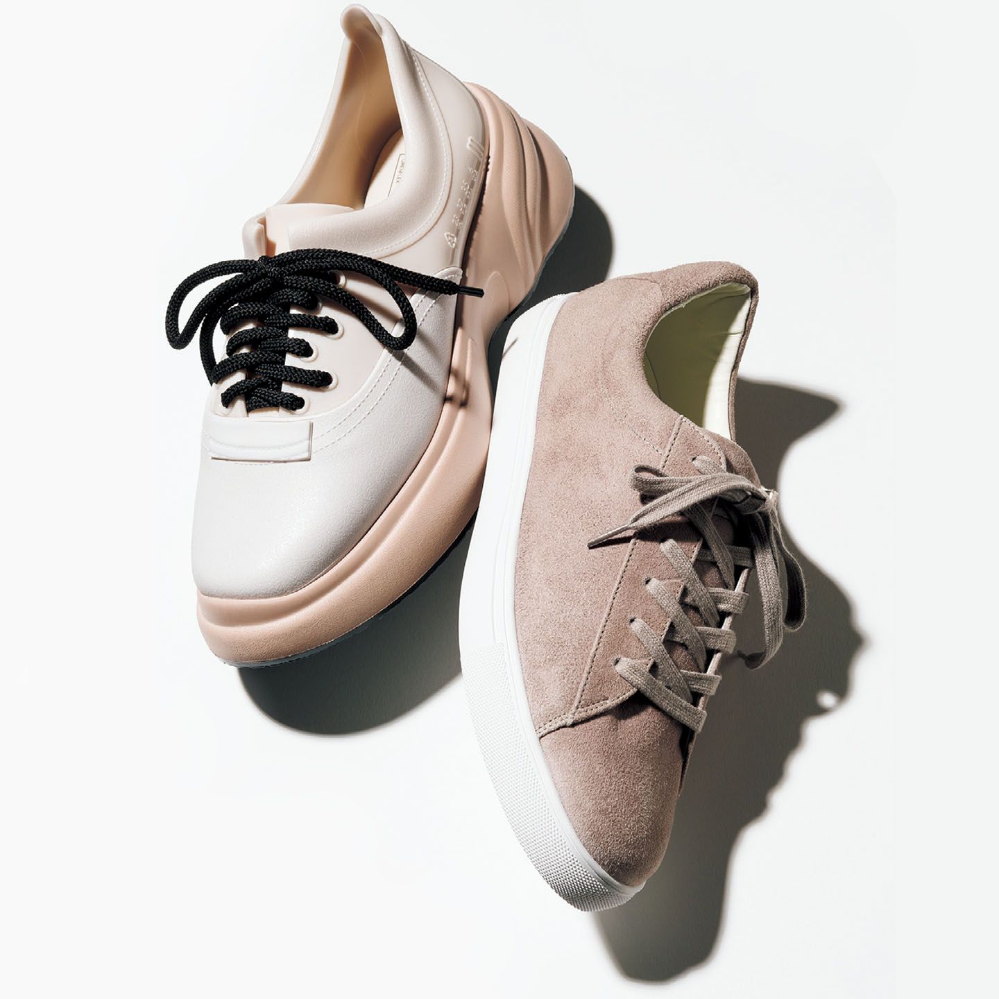 左から/レインパンプスで有名なメリッサではオールラバースニーカーも登場。¥18,500(H3O Fashion Bureau〈メリッサ〉)、防水効果の高いフェイクスエードを使用したスニーカーは、きれい色で雨の日が楽しい。¥19,260(銀座かねまつ6丁目本店〈銀座かねまつ〉)