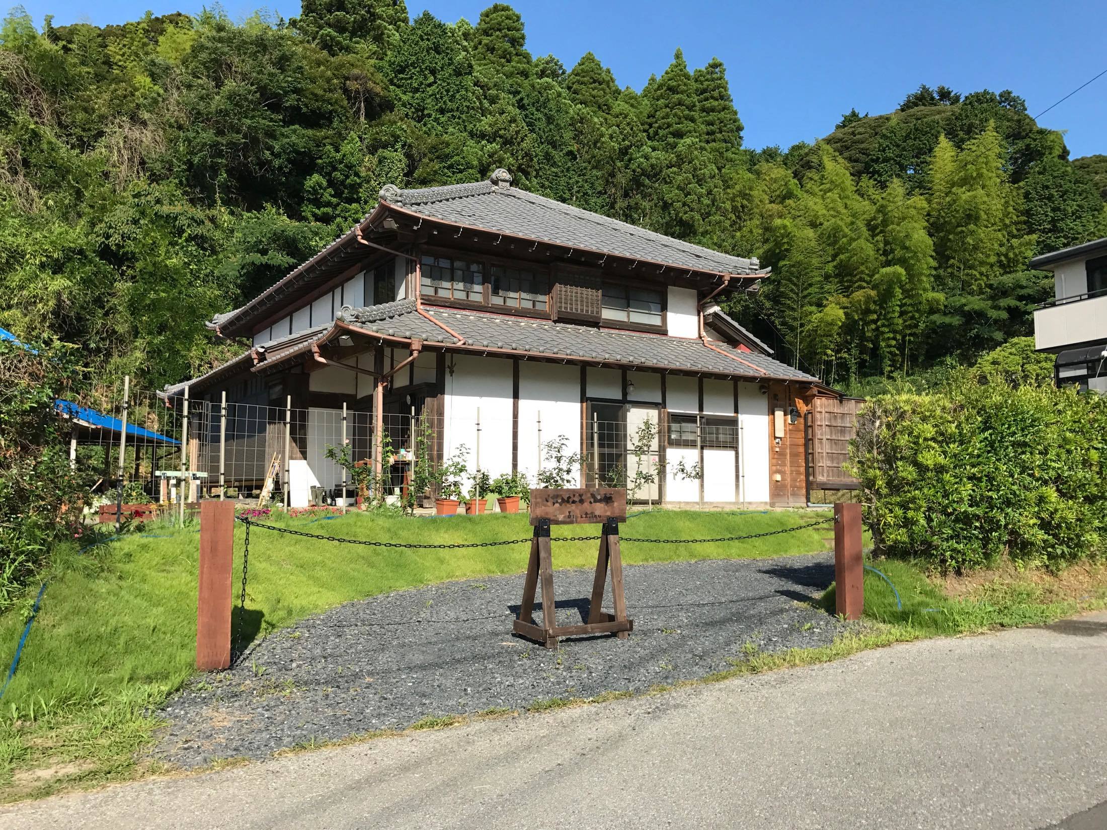 完成した駐車場(手前)とバラ用のフェンス(奥、家手前)