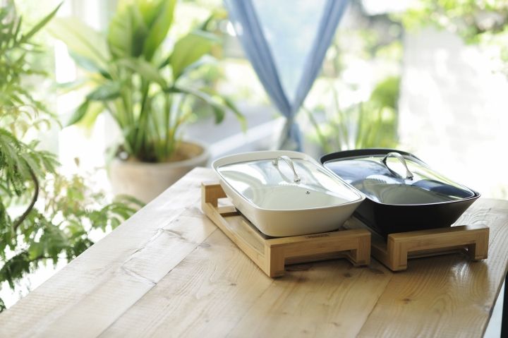 写真左より/「Separate Pot Pure」「Separate Pot Black」各¥21,600