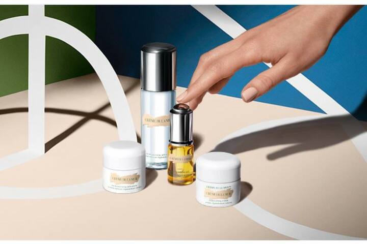 左から、 ザ・モイスチャライジングソフトクリーム 15ml ¥10,000 ・ザ・クレンジングウォーター 100ml ・¥6,000 ザ・リニューアル オイル 15ml ・¥15,000 クレーム ドゥ・ラ・メール 15ml ¥10,000