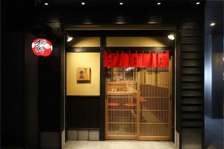 京都店と同じ赤い暖簾と提灯、格子戸が目印。