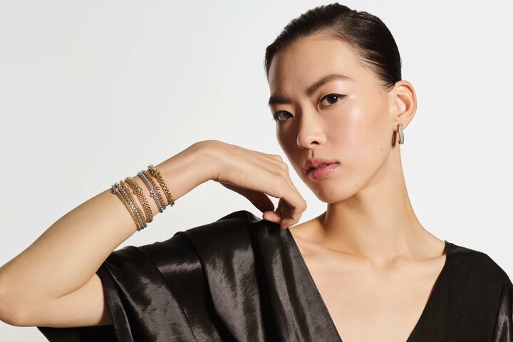 フォッペのジュエリーを着用した女性
