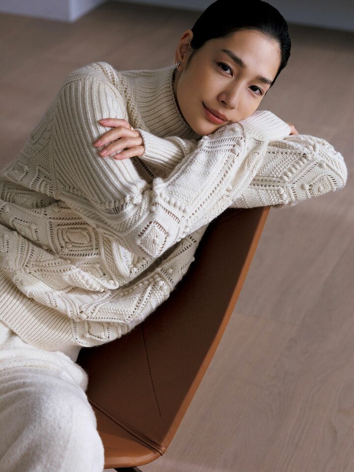 「ロロ・ピアーナ」のピュアカシミアのニットを着用したモデルの大塚まゆかさん