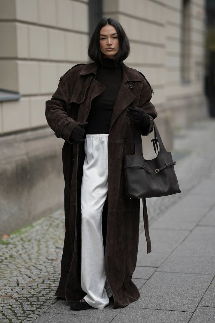 グローブやフルレングスパンツで肌が見える面積を極力抑え、スタイリッシュさをアピール。